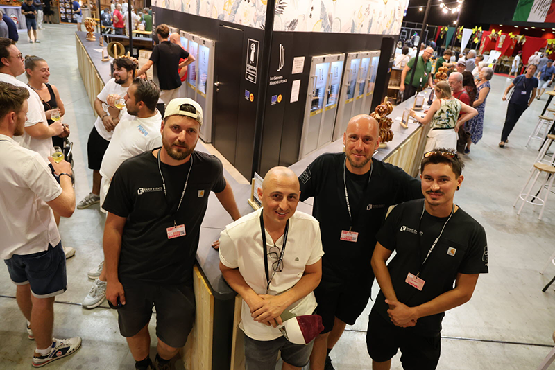 Das ENJOY-Team an einem Stand auf der Elsässer Weinmesse in Colmar
