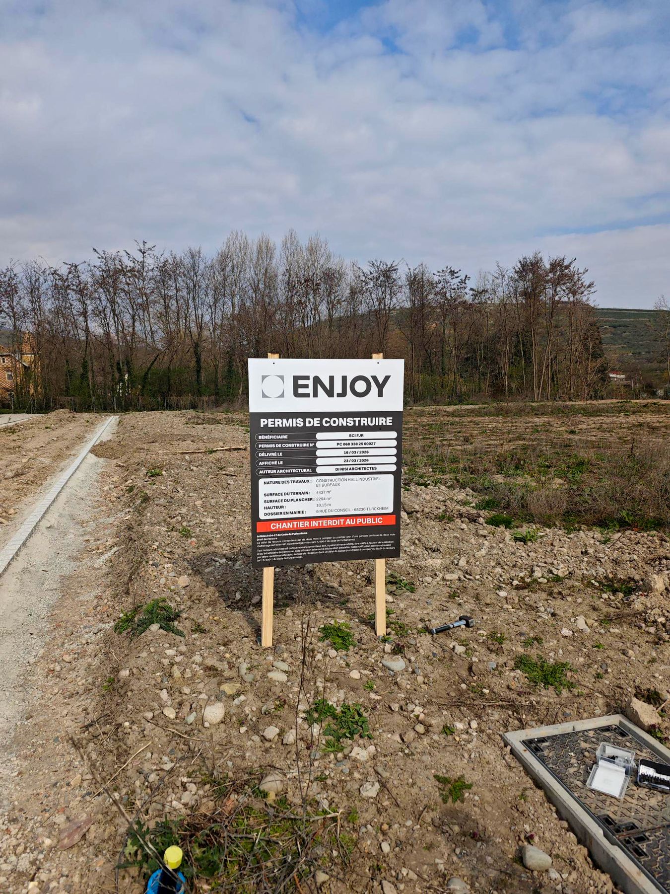 ENJOY-Baugenehmigungsschild auf der Baustelle in Turckheim