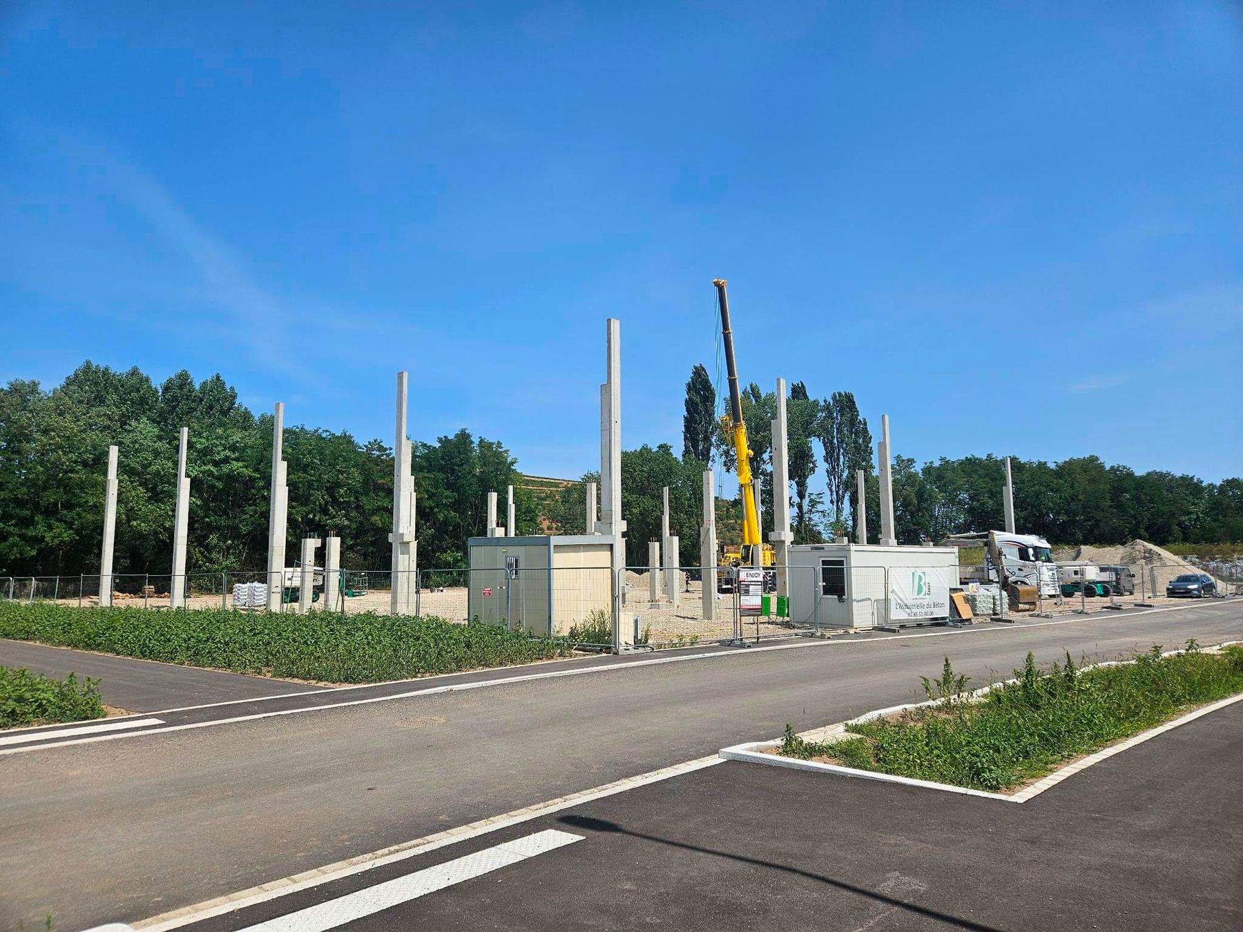 Einbau der Betonstützen für die ENJOY-Produktionshalle in Turckheim