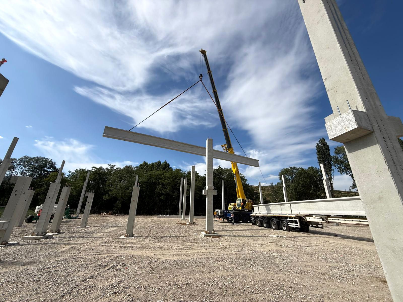 Heben eines Dachstuhls mit dem Kran auf der ENJOY-Baustelle
