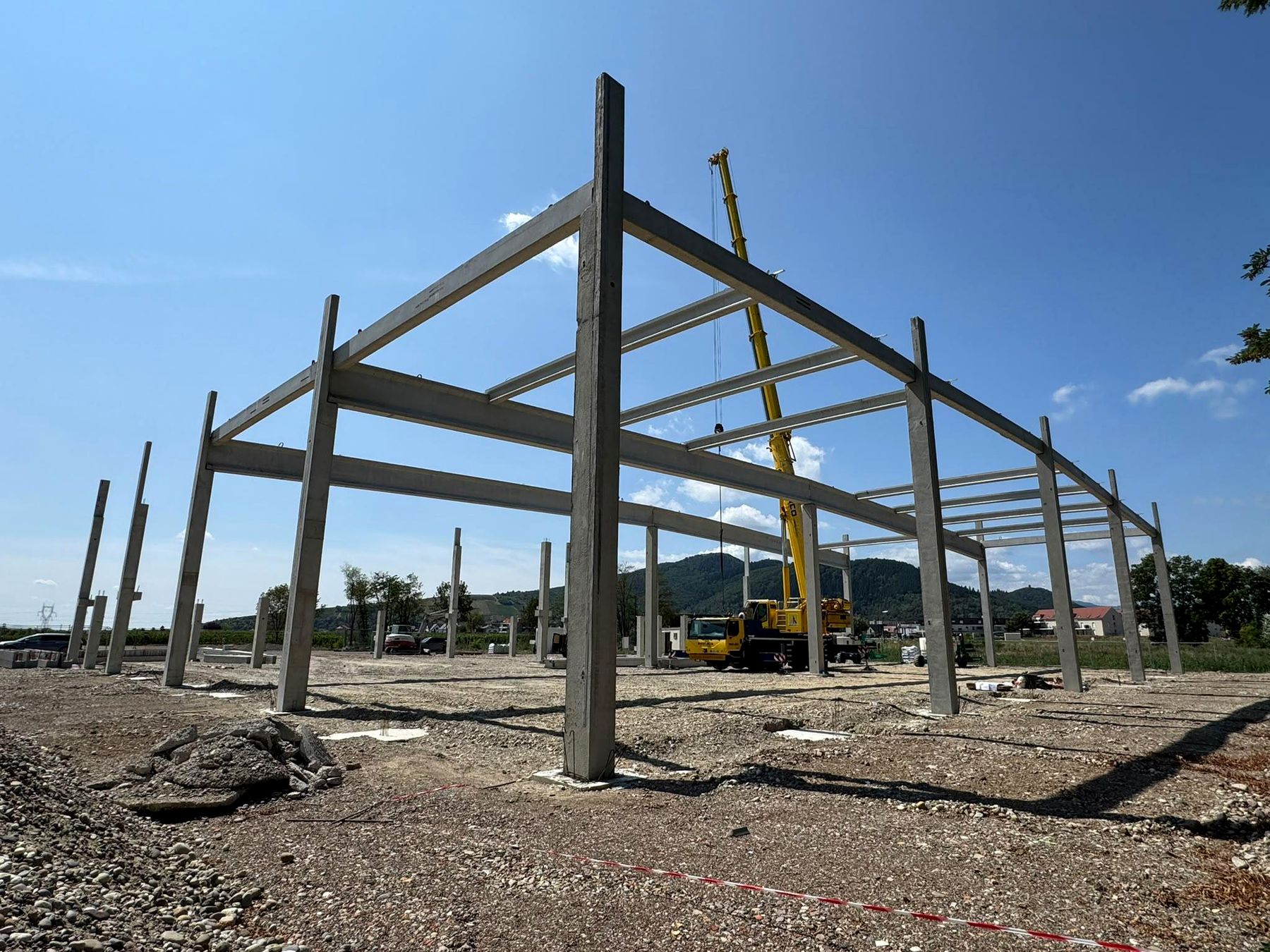 Erster Betonportalkran auf der ENJOY-Baustelle in Turckheim montiert