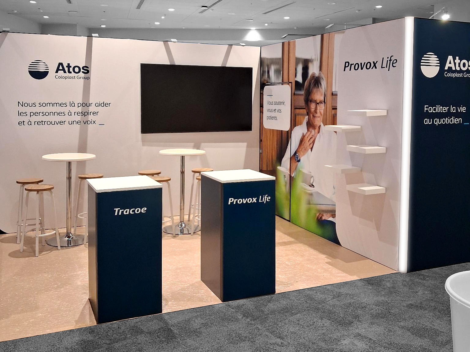 Stand Atos Medical de 18 m² au congrès SFORL à Paris, totems Tracoe et Provox Life