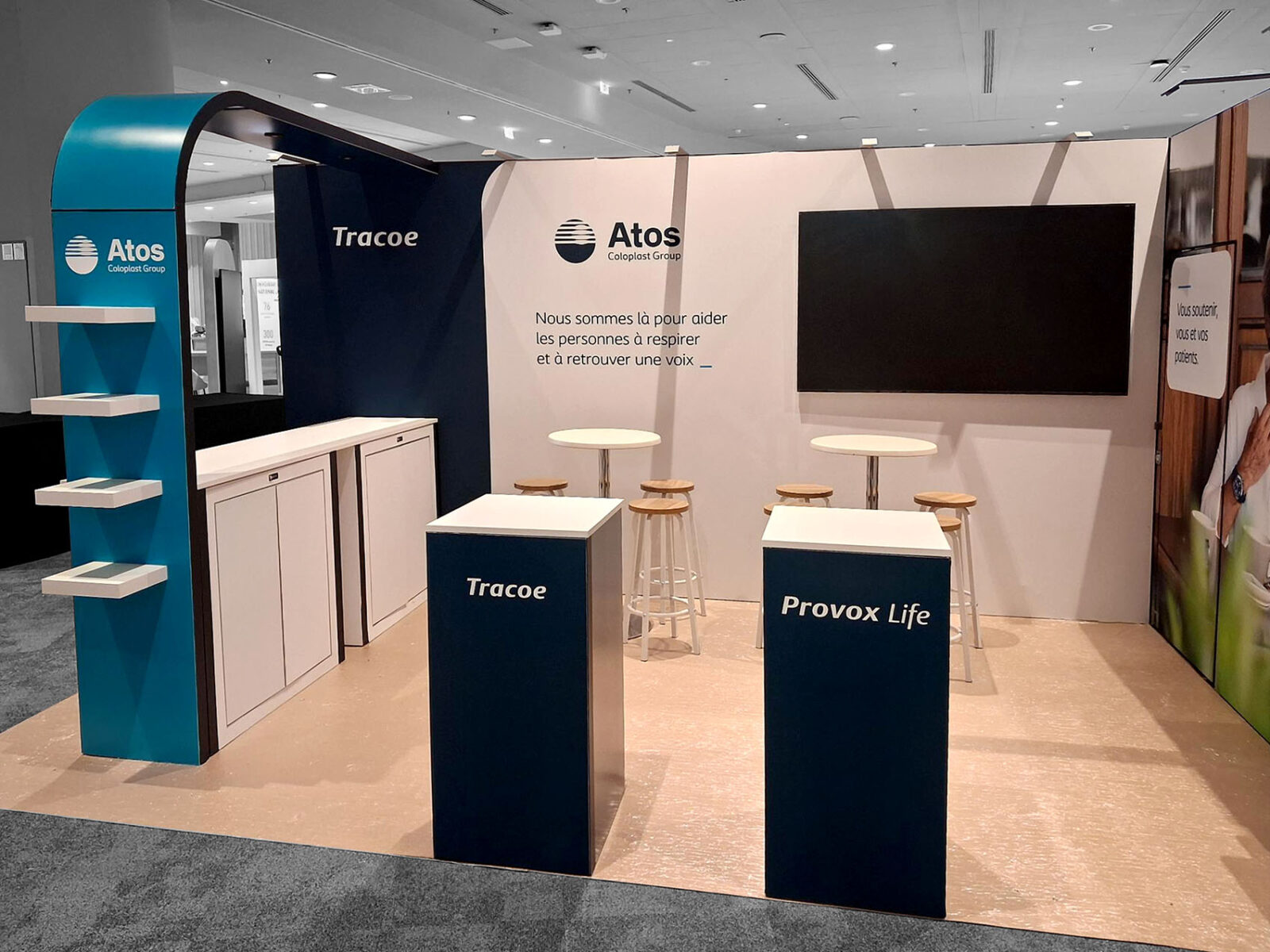 Stand Atos Medical au congrès SFORL à Paris, étagères intégrées à l'arche et mange-debout