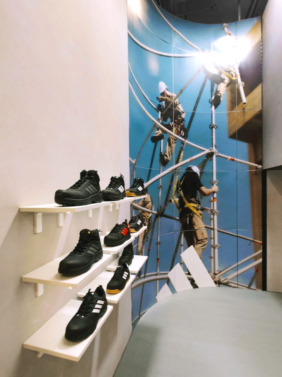 Chaussures de sécurité adidas Pro Work sur étagères, stand Difac au salon Batimat à Paris
