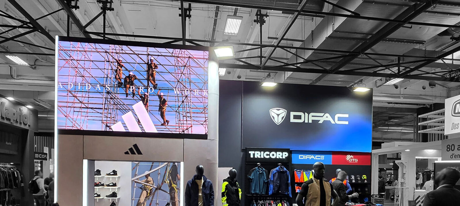 Stand multimarque Difac au salon Batimat à Paris, écran LED et portail adidas Pro Work