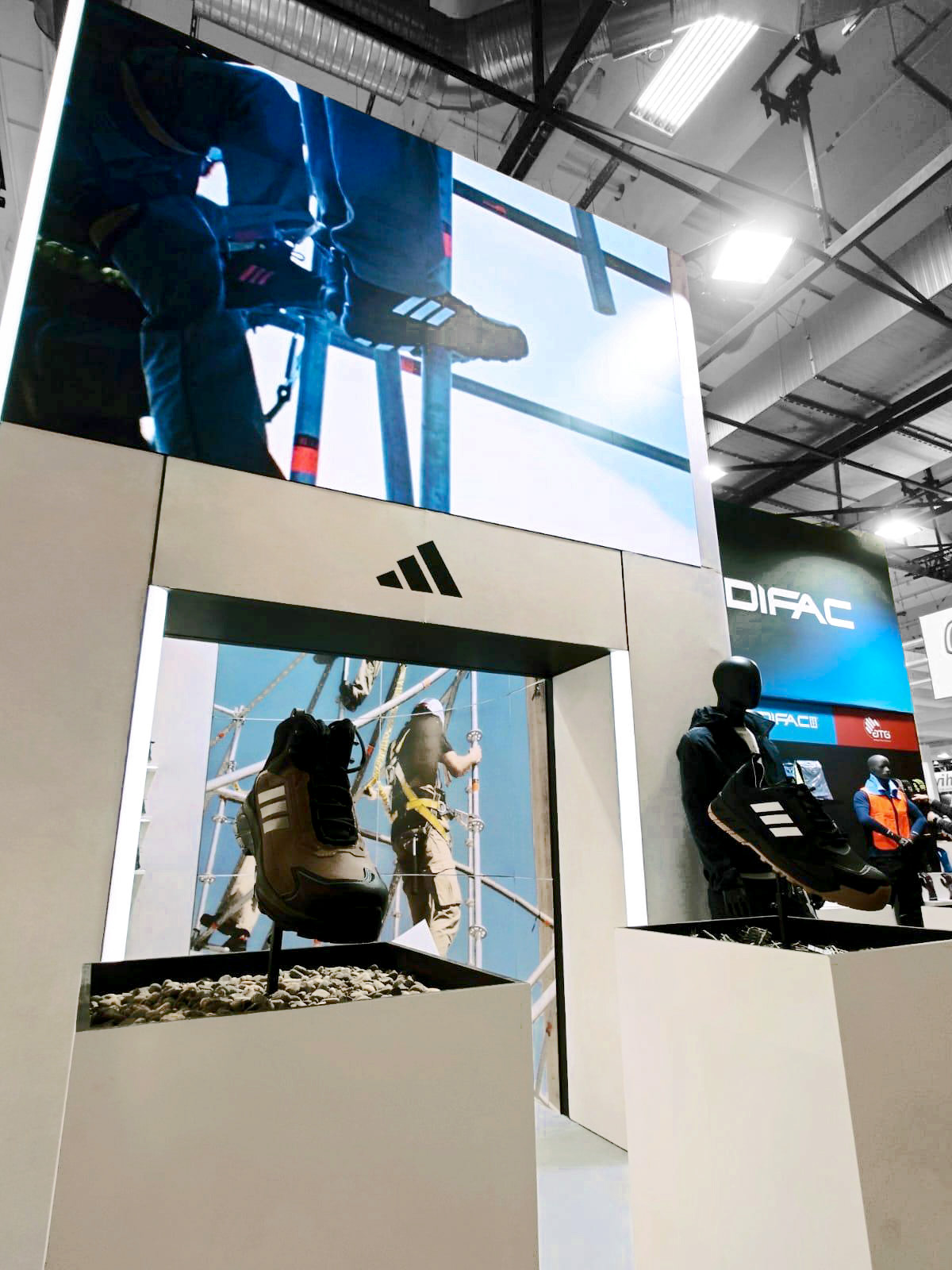 Portail adidas Pro Work et écran LED du stand Difac au salon Batimat à Paris