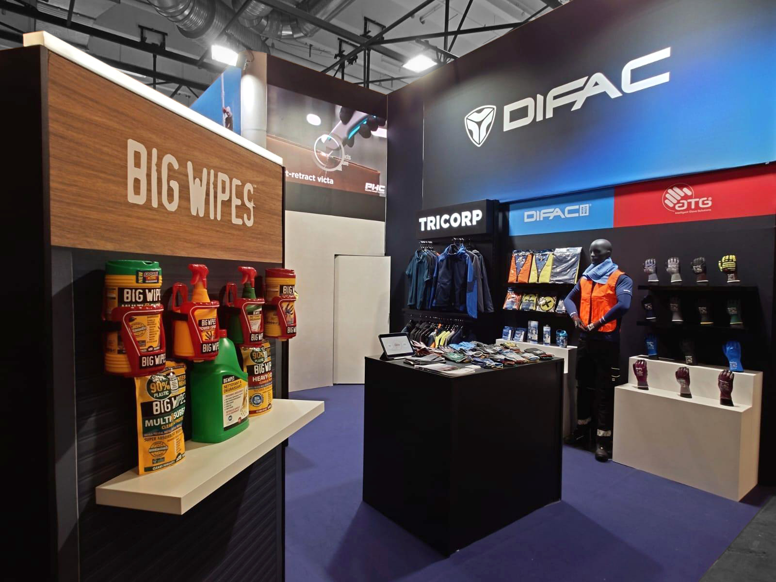 Univers Difac sur fond sombre, présentoir Big Wipes et murs de gants, salon Batimat à Paris