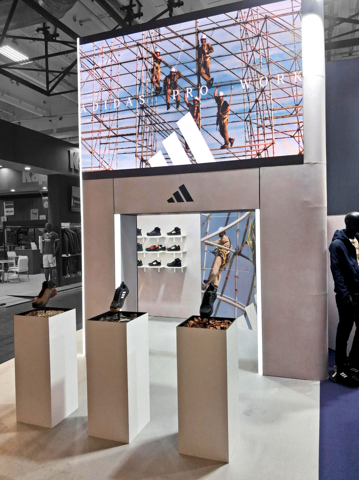 Chaussures adidas Pro Work sur lits de graviers, stand Difac au salon Batimat à Paris
