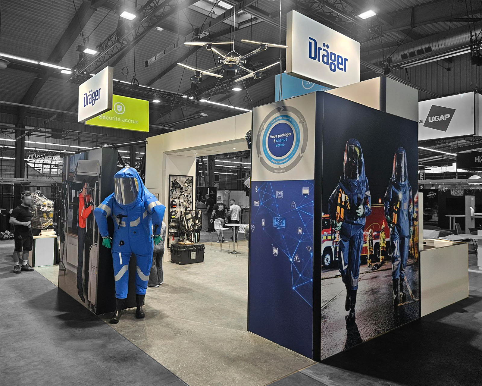 Stand Dräger au salon Mondial Secours & Protection à La Roche-sur-Foron, combinaison de protection et totems