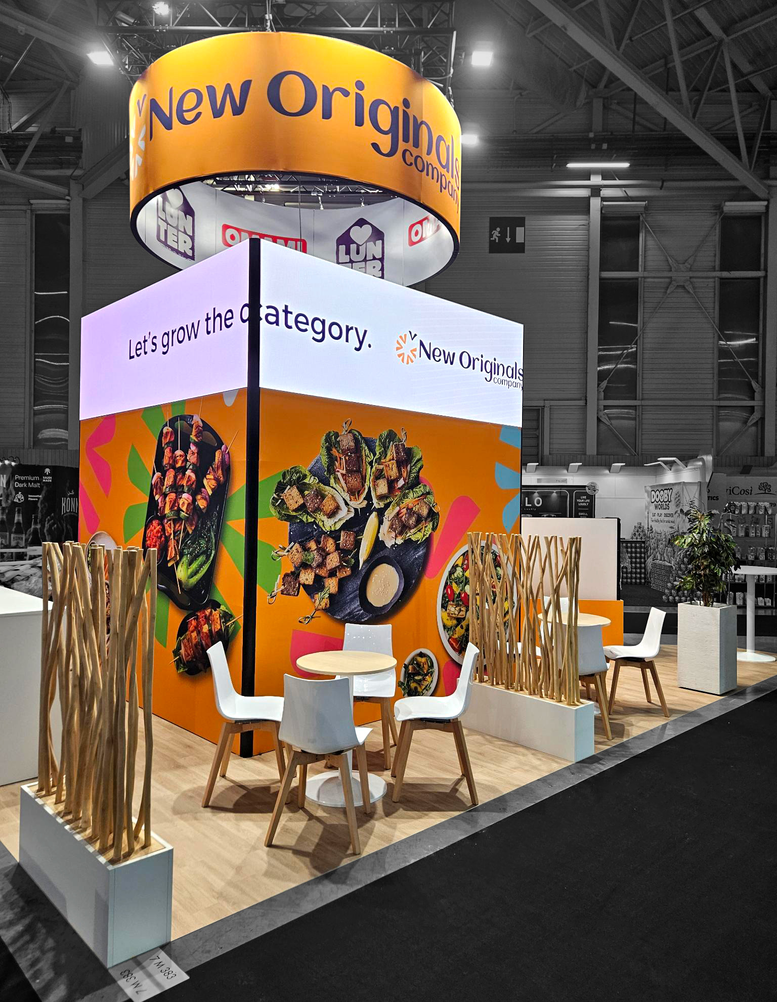 Coin rendez-vous du stand New Originals Company au SIAL Paris 2026, claustras en tiges de bois